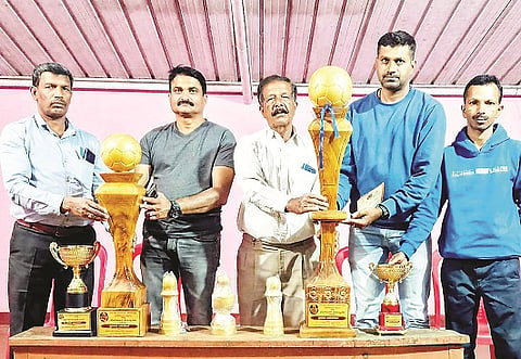 ಸೋಮವಾರಪೇಟೆ ತಾಲೂಕಿನ ಗೌಡಳ್ಳಿಯಲ್ಲಿ ನಡೆಯುವ ಮುಕ್ತ ಪುಟ್ಭಾಲ್ ಮತ್ತು ಮಹಿಳೆಯರ ವಿಭಾಗದ  ಥ್ರೋಬಾಲ್ ಪಂದ್ಯಾಟದ ಟ್ರೋಫಿಗಳನ್ನು ಆಯೋಜಕರು ಅನಾವರಣಗೊಳಿಸಿದರು. ಮೊಗಪ್ಪ, ಗುರುಪ್ರಸಾದ್, ಸುಮಂತ್, ವೆಂಕಟೇಶ್ ಇದ್ದರು. 
