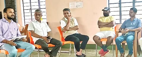 ಶೃಂಗೇರಿ ಕನ್ನಡಭವನದಲ್ಲಿ ಆಯೋಜಿಸಲಾದ ಜನಜಾಗೃತಿ ಯಾತ್ರೆಯ ಪೂರ್ವಭಾವಿ ಸಭೆಯಲ್ಲಿ ಜಿ.ಎಸ್.ರಂಜಿತ್ ಮಾತನಾಡಿದರು. ಹರೀಶ್ ವಿ. ಶೆಟ್ಟಿ, ಅಂಗುರ್ಡಿ ದಿನೇಶ್, ಸುಚ್ಚೀಂದ್ರ, ಆದರ್ಶ್ ಕಾಂಚೀನಗರ ಇತರರಿದ್ದರು.