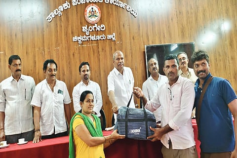 ಶೃಂಗೇರಿ ತಾಲೂಕು ಪಂಚಾಯಿತಿ ಸಭಾಂಗಣದಲ್ಲಿ ಲಾನುಭವಿಗಳಿಗೆ ಶಾಸಕ ಟಿ.ಡಿ.ರಾಜೇಗೌಡ ಕಿಟ್ ವಿತರಿಸಿದರು.  