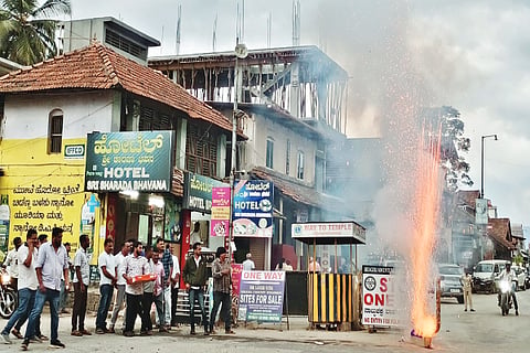 ಟಿ.ಡಿ.ರಾಜೇಗೌಡರು ಶಾಸಕರಾಗಿ ಮುಂದುವರಿಯಲು ಸುಪ್ರೀಂ ಕೋರ್ಟ್ ಆದೇಶ ನೀಡಿದ ಹಿನ್ನೆಲೆಯಲ್ಲಿ ಬೇಗಾನೆ ರಾಮಯ್ಯ ವೃತ್ತದಲ್ಲಿ ಕಾಂಗ್ರೆಸ್ ಕಾರ್ಯಕರ್ತರು ಪಟಾಕಿ ಸಿಡಿಸಿ ಸಂಭ್ರಮಿಸಿದರು. 