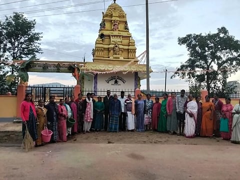 ಧರ್ಮಸ್ಥಳ ಗ್ರಾಮಾಭಿವೃದ್ಧಿ ಯೋಜನೆಯ ಬೆಸೂರು ಕೂಡ್ಲೂರು ಕಾರ್ಯಕ್ಷೇತ್ರದ ದೊಡ್ಡ ಭಂಡಾರ ಗ್ರಾಮದ ಮಲ್ಲೇಶ್ವರ ದೇವಸ್ಥಾನದಲ್ಲಿ ಸ್ವಚ್ಛತಾ ಕಾರ್ಯಕ್ರಮದಲ್ಲಿ ಪಾಲ್ಗೊಂಡ ಗ್ರಾಮಸ್ಥರು ಮತ್ತು ಸಂಘದ ಸದಸ್ಯರು