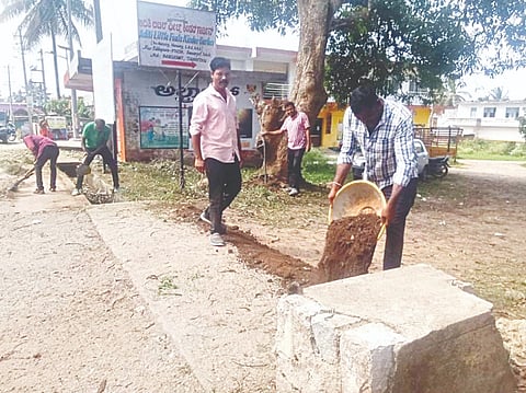 ಆಲೂರುಸಿದ್ದಾಪುರದಲ್ಲಿ ಆಟೋ ಚಾಲಕರ ಸಂಘದ ಸದಸ್ಯರು ಸ್ವಚ್ಛತಾ ಕಾರ್ಯ ನಡೆಸಿದರು.