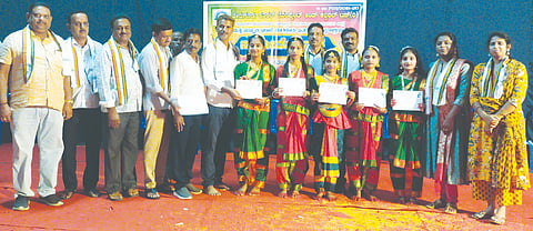ಸೂಲಿಬೆಲೆ ಮುರಾರ್ಜಿ ದೇಸಾಯಿ ವಸತಿ ಶಾಲೆಯಲ್ಲಿ ಜೇನುಗೂಡು ಟ್ರಸ್ಟ್​ನಿಂದ ಹಮ್ಮಿಕೊಂಡಿದ್ದ ಸಂಗೀತೋತ್ಸವದಲ್ಲಿ ವಿಜೇತರಿಗೆ ಟ್ರಸ್ಟ್​ ಉಪಾಧ್ಯಕ್ಷ ಚೌಡೇಗೌಡ ಪ್ರಮಾಣ ಪತ್ರ ವಿತರಿಸಿದರು. ಪ್ರಾಂಶುಪಾಲ ವೆಂಕಟೇಶ್​, ತರಬಹಳ್ಳಿ ಹರೀಶ್​, ಸೈಯದ್​ ಮೆಹಬೂಬ್​ ಇತರರು ಇದ್ದರು.