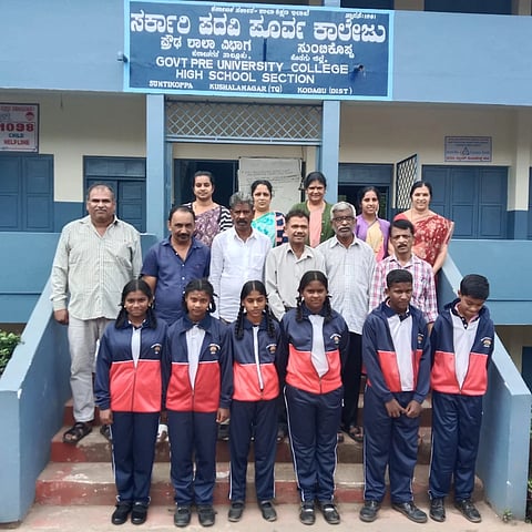 ಸರ್ಕಾರಿ ಶಾಲಾ ಮಕ್ಕಳಿಗೆ   ಸಮಾಜ ಸೇವಕ ಇಬ್ರಾಹಿಂ (ಬಾಪ್ಪು) ಅವರು ಸೋಮವಾರ ಉಚಿತವಾಗಿ ಟ್ರ್ಯಾಕ್‌ಸೂಟ್ ವಿತರಿಸಿದರು. ಬಾಲಕೃಷ್ಣ, ಬಿ.ಡಿ.ರಾಜು ರೈ,  ಹಸೈನಾರ್ ಇತರರಿದ್ದರು.