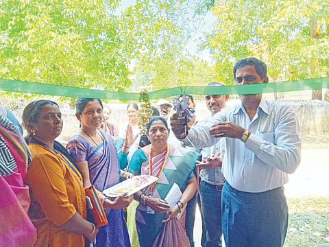  ಕೊಡಗರಹಳ್ಳಿ ಗ್ರಾಮ ಪಂಚಾಯಿತಿ ಮತ್ತು ಸಂಜೀವಿನಿ ಒಕ್ಕೂಟದ ವತಿಯಿಂದ ಆಯೋಜಿಸಲಾಗಿದ್ದ 2 ದಿನಗಳ ಮಾಸಿಕ ಸಂತೆಯನ್ನು ಸಹಾಯಕ ಕೃಷಿ ನಿರ್ದೇಶಕ ವೀರಣ್ಣ ಉದ್ಘಾಟಿಸಿದರು. ನವ್ಯಾ, ಸುಮಾ, ಭುವನೇಶ್ವರಿ ಇತರರು ಇದ್ದರು.