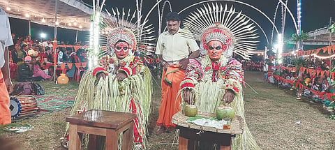  ದೈವದ ಕಾರಣಿಕ ನೇಮೋತ್ಸವದ ದೃಶ್ಯ. 