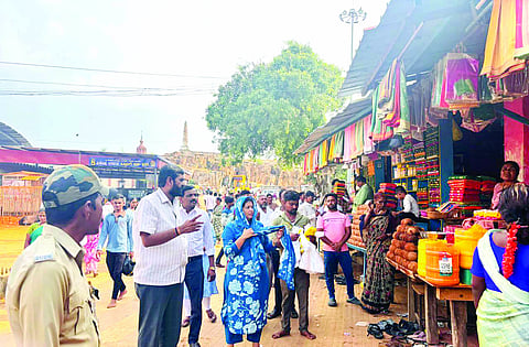 ಯಲ್ಲಮ್ಮನ ಗುಡ್ಡದಲ್ಲಿ ಪ್ಲಾಸ್ಟಿಕ್‌ಮುಕ್ತ ಯಲ್ಲಮ್ಮ ದೇವಸ್ಥಾನ ಅಭಿಯಾನ ನಡೆಸಲಾಯಿತು. ಪ್ರಭಾವತಿ ಕೀರಪುರ, ಅಲ್ಲಮಪ್ರಭು ಪ್ರಭುನವರ, ಶೀತಲ ಕಡಟ್ಟಿ, ಶಿವು ನಂದಗಾಂವಿ ಇತರರಿದ್ದರು.