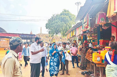 ಯಲ್ಲಮ್ಮನ ಗುಡ್ಡದಲ್ಲಿ ಪ್ಲಾಸ್ಟಿಕ್‌ಮುಕ್ತ ಯಲ್ಲಮ್ಮ ದೇವಸ್ಥಾನ ಅಭಿಯಾನ ನಡೆಸಲಾಯಿತು. ಪ್ರಭಾವತಿ ಕೀರಪುರ, ಅಲ್ಲಮಪ್ರಭು ಪ್ರಭುನವರ, ಶೀತಲ ಕಡಟ್ಟಿ, ಶಿವು ನಂದಗಾಂವಿ ಇತರರಿದ್ದರು.