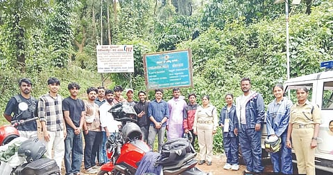 ಚೆಯ್ಯಂಡಾಣೆ ವ್ಯಾಪ್ತಿಯ ಚೇಲಾವರ ಫಾಲ್ಸ್ ಹಾಗೂ ಕಬ್ಬೆ ಬೆಟ್ಟ ಪ್ರದೇಶದಲ್ಲಿ ಜಿಲ್ಲಾ ಅಕ್ಕಪಡೆ ಸಿಬ್ಬಂದಿ ಸುರಕ್ಷತೆ ಮತ್ತು ಪರಿಸರ ಸಂರಕ್ಷಣೆಯ ಕುರಿತು ಪ್ರವಾಸಿಗರಲ್ಲಿ ಜಾಗೃತಿ ಮೂಡಿಸಿದರು.