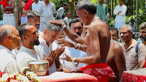  ಅರಮೇರಿ ಗ್ರಾಮದಲ್ಲಿರುವ ಶ್ರೀ ಪನ್ನಂಗಾಲತಮ್ಮೆ ದೇವಾಲಯಕ್ಕೆ ಶಾಸಕ ಎ.ಎಸ್. ಪೊನ್ನಣ್ಣ ಭೇಟಿ ನೀಡಿ ಪೂಜೆ ಸಲ್ಲಿಸಿದರು.