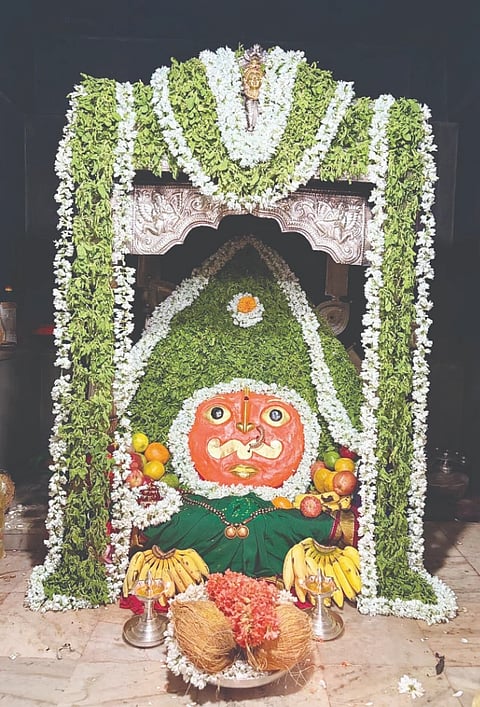 ವಿಜಯ ಏಕಾದಶಿ ಪ್ರಯುಕ್ತ ಹುಲಿಗಿಯ ಶ್ರೀ ಹುಲಿಗೆಮ್ಮ ದೇವಿಗೆ ತುಳಸಿ ಮತ್ತು ಮಲ್ಲಿಗೆ ಹೂಗಳಿಂದ ವಿಶೇಷವಾಗಿ ಅಲಂಕರಿಸಿರುವುದು.