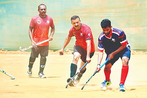 ನಾಪೋಕ್ಲುವಿನ ಚೆರಿಯ ಪರಂಬುವಿನ ಜನರಲ್ ಕೆ.ಎಸ್. ತಿಮ್ಮಯ್ಯ ಕ್ರೀಡಾಂಗಣದಲ್ಲಿ ಆಯೋಜಿಸಲಾಗಿರುವ ಕೊಡವ ಕೌಟುಂಬಿಕ ಹಾಕಿ ಟೂರ್ನಿಯ ಸೋಮವಾರದ ರೋಚಕ ಪಂದ್ಯ.