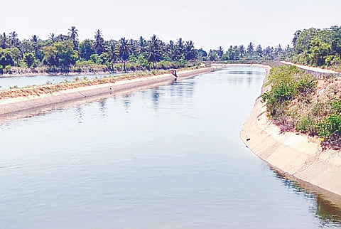  ಕೃಷ್ಣರಾಜಸಾಗರ ಅಣೆಕಟ್ಟೆಯಿಂದ ನಾಲೆಗಳಿಗೆ ನೀರು ಹರಿಯುತ್ತಿರವ ದೃಶ್ಯ.