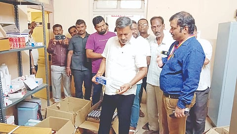 ಆಲೂರು ತಾಲೂಕು ಆಸ್ಪತ್ರೆಗೆ ಶಾಸಕ ಸಿಮೆಂಟ್ ಮಂಜು ದಿಢೀರ್ ಭೇಟಿ ನೀಡಿ, ಔಷಧ ದಾಸ್ತಾನು ಪರಿಶೀಲಿಸಿದರು. ಆಸ್ಪತ್ರೆ ಆಡಳಿತ ವೈದ್ಯಾಧಿಕಾರಿ ಡಾ. ಕಿಶೋರ್ ಇದ್ದರು.