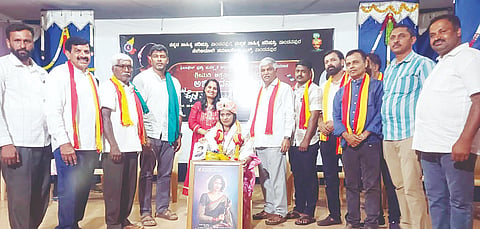 ಪಾಂಡವಪುರ ಪಟ್ಟಣದ ಕಸಾಪ ಭವನದಲ್ಲಿ ಆಯೋಜಿಸಲಾಗಿದ್ದ ಕಾರ್ಯಕ್ರಮದಲ್ಲಿ ಫಿಲ್ಮ್ ಫೇರ್ ಪ್ರಶಸ್ತಿ ವಿಜೇತೆ ನಟಿ ಅಕ್ಷತಾ ಪಾಂಡವಪುರ ಅವರನ್ನು ಅಭಿನಂದಿಸಲಾಯಿತು. ಶಾಸಕ ದರ್ಶನ್ ಪುಟ್ಟಣ್ಣಯ್ಯ, ಮಾಜಿ ಶಾಸಕ ಸಿ.ಎಸ್.ಪುಟ್ಟರಾಜು ಇತರರು ಇದ್ದರು.