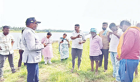 ಪಾಂಡವಪುರ ತಾಲೂಕಿನ ತೊಣ್ಣೂರು ಕೆರೆಗೆ ಅಕ್ರಮವಾಗಿ ಅಳವಡಿಸಿದ್ದ ಪಂಪ್‌ಸೆಟ್‌ಗಳನ್ನು ತೆರವುಗೊಳಿಸುವ ಹಿನ್ನೆಲೆಯಲ್ಲಿ ತಹಸೀಲ್ದಾರ್ ಬಸವರಡ್ಡೆಪ್ಪ ರೋಣದ ರೈತರ ಮನವೊಲಿಸಿದ ಸಂದರ್ಭ.