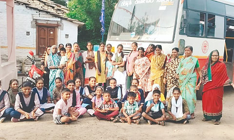 ಶಹಾಬಾದ್​ ತಾಲೂಕಿನ ಮುತ್ತಗಾಕ್ಕೆ ಹೆಚ್ಚುವರಿ ಬಸ್​ ಓಡಿಸುವಂತೆ ಆಗ್ರಹಿಸಿ ಗ್ರಾಮಸ್ಥರು ಬಸ್​ ಸಂಚಾರ ತಡೆದು ಶನಿವಾರ ಪ್ರತಿಭಟನೆ ನಡೆಸಿದರು. 