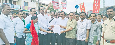 ಭಂಕೂರ, ಶಾಂತನಗರ, ಎಬಿಎಲ್​ ಕ್ರಾಸ್​ಗಳಲಿ ಎಕ್ಸ್​ಪ್ರೆಸ್​ ಸಹಿತ ಎಲ್ಲ ಬಸ್​ಗಳ ನಿಲುಗಡೆಗೆ ಕ್ರಮಕೈಗೊಳ್ಳಬೇಕು ಎಂದು ಒತ್ತಾಯಿಸಿ ಭಂಕೂರ ಕ್ರಾಸ್​ ಬಳಿ ರಸ್ತೆಯಲ್ಲಿ ಸಂಚಾರ ತಡೆದು ಎಸ್​ಯುಸಿಐ(ಸಿ) ಸಂಟನೆಯಿಂದ ಪ್ರತಿಭಟನೆ ನಡೆಸಿ ಚಿತ್ತಾಪುರ ಡಿಪೋ ಉಪ ವ್ಯವಸ್ಥಾಪಕ ಗೊಲ್ಲಾಳಪ್ಪ ಬಿರಾದಾರಗೆ ಮನವಿ ಸಲ್ಲಿಸಲಾಯಿತು. ರಾವೇಂದ್ರ ಎಂ.ಜಿ., ಗಣಪತರಾವ ಮಾನೆ, ಜಗನ್ನಾಥ ಎಚ್​.ಎಚ್​., ಗುಂಡಮ್ಮ ಮಡಿವಾಳ ಇತರರಿದ್ದರು.