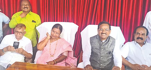  ಶಹಾಬಾದ್​ನಲ್ಲಿ ಗ್ಯಾರಂಟಿ ಅನುಷ್ಠಾನ ಸಮಿತಿ ತಾಲೂಕು ಅಧ್ಯಕ್ಷ ಮೃತ್ಯುಂಜಯ ಸ್ವಾಮಿ ಹಿರೇಮಠ ಅಧಿಕಾರ ಸ್ವೀಕರಿಸಿದರು. ಚಂದ್ರಿಕಾ ಪರಮೇಶ್ವರ, ಡಾ.ಎಂ.ಎ.ರಶೀದ್​ ಇತರರಿದ್ದರು