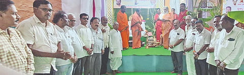 ಚಿತ್ತಾಪುರದಲ್ಲಿ ಹಮ್ಮಿಕೊಂಡಿದ್ದ ಗುರು ಪಾದಪೂಜೆ ಕಾರ್ಯಕ್ರಮವನ್ನು ಶ್ರೀ ಸೋಮಶೇಖರ ಶಿವಾಚಾರ್ಯರು ಉದ್ಘಾಟಿಸಿದರು. ಶ್ರೀ ಬಸವಲಿಂಗ ಶಿವಾಚಾರ್ಯ, ಶ್ರೀ ಶಿವಶಂಕರ ಶಿವಾಚಾರ್ಯ, ನಾಗರಾಜ ಭಂಕಲಗಿ ಇತರರಿದ್ದರು.