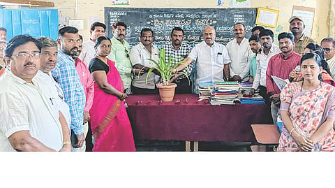 ಅಳವಂಡಿಯಲ್ಲಿ ಹಮ್ಮಿಕೊಂಡಿದ್ದ ಗುರುಸ್ಪಂದನಾ ಕಾರ್ಯಕ್ರಮವನ್ನು ಕ್ಷೇತ್ರ ಶಿಕ್ಷಣಾಧಿಕಾರಿ ಹನುಮಂತಪ್ಪ ಉದ್ಘಾಟಿಸಿದರು. ಬಿಇಒ ಹನುಮಂತಪ್ಪ, ಪ್ರಾಥಮಿಕ ಶಾಲಾ ಶಿಕ್ಷಕರ ಸಂಘದ ಜಿಲ್ಲಾಧ್ಯಕ್ಷ ಶರಣಬಸವಗೌಡ ಪಾಟೀಲ್, ತಾಲೂಕು ಅಧ್ಯಕ್ಷ ಹೊಳೆಬಸಯ್ಯ, ನಿಕಟಪೂರ್ವ ತಾಲೂಕು ಅಧ್ಯಕ್ಷ ಪ್ರಾಣೇಶ ಪೂಜಾರ ಇತರರಿದ್ದರು.