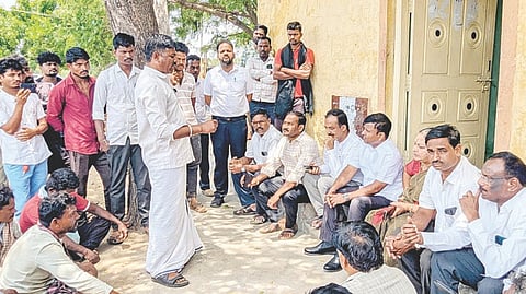ಅಳವಂಡಿ ಜೆಸ್ಕಾಂ ಕಚೇರಿ ಮುಂದೆ ರೈತರು ಹಾಗೂ ಬಿಜೆಪಿ ಮುಖಂಡರು ಪ್ರತಿಭಟನೆ ನಡೆಸಿದರು. ವಿಪ ಸದಸ್ಯೆ ಹೇಮಲತಾ ನಾಯಕ, ಬಿಜೆಪಿ ರಾಜ್ಯ ಕೋರ್ ಕಮಿಟಿ ಸದಸ್ಯ ಬಸವರಾಜ ಕ್ಯಾವಟರ್, ನಗರಾಭಿವೃದ್ಧಿ ಪ್ರಾಧಿಕಾರದ ಮಾಜಿ ಅಧ್ಯಕ್ಷ ಮಹಾಂತೇಶ್ ಪಾಟೀಲ್, ಬಿಜೆಪಿ ಗ್ರಾಮೀಣ ಮಂಡಲ ತಾಲೂಕು ಅಧ್ಯಕ್ಷ ವೀರೇಶ ಸಜ್ಜನ ಇತರರಿದ್ದರು.