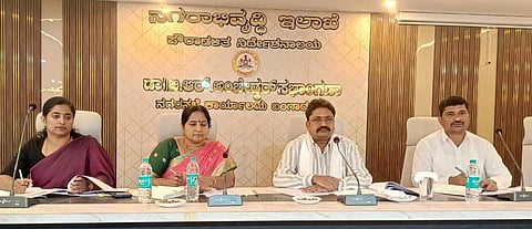 ಬಂಗಾರಪೇಟೆ meeting ನಗರಸಭೆ ಕಚೇರಿ ಸಭಾಂಗಣದಲ್ಲಿ ಹಮ್ಮಿಕೊಂಡಿದ್ದ ಕಂದಾಯ ಅಧಿಕಾರಿಗಳ ಹಾಗೂ ಪಂಚಾಯಿತಿ ಅಭಿವೃದ್ಧಿ ಅಧಿಕಾರಿಗಳ ಸಭೆಯಲ್ಲಿ ಶಾಸಕ ಎಸ್​.ಎನ್​.ನಾರಾಯಣಸ್ವಾಮಿ, ತಹಸೀಲ್ದಾರ್​ ಸುಜಾತಾ, ಗಾಯತ್ರಿ, ತಾಪಂ ಕಾರ್ಯನಿರ್ವಹಣಾಧಿಕಾರಿ ರವಿಕುಮಾರ್​ ಇದ್ದರು.