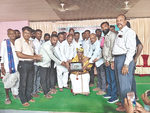  ಬಾದಾಮಿಯ ಶ್ರೀ ಕುಮಾರೇಶ್ವರ ಸಮುದಾಯ ಭವನದಲ್ಲಿ ಹಮ್ಮಿಕೊಂಡಿದ್ದ ಭೋವಿ ಸಮಾಜದ ಸಂಘಟನಾ ಸಭೆಯಲ್ಲಿ ಮಾಜಿ ಸಂಸದ ವಿ.ಎಸ್. ಉಗ್ರಪ್ಪ ಅವರನ್ನು ಸನ್ಮಾನಿಸಲಾಯಿತು. ಸಮಾಜದ ಅಧ್ಯಕ್ಷ ಅಂದಪ್ಪ ಭೋವಿ, ಮುತ್ತು ಭೋವಿ, ಕೇಶವ ಭೋವಿ, ವಿಠ್ಠಲ ಭೋವಿ ಇತರರಿದ್ದರು.