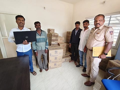 ಬಿಸ್ಕೆಟ್​ ಕಂಪನಿಯ ವೇರ್​ಹೌಸ್​ನಿಂದ ಕಳವು ಮಾಡಲಾಗಿದ್ದ ಬಿಸ್ಕೆಟ್​ ಬಾಕ್ಸ್​ಗಳನ್ನು ಬಿಡದಿ ಪೊಲೀಸ್​ ಠಾಣೆಯಲ್ಲಿ ವಾರಸುದಾರಿಗೆ ಹಿಂತಿರುಗಿಸಿದರು.  