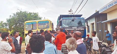 ಊರಗಹಳ್ಳಿಯಲ್ಲಿನ ಕ್ರಷರ್​ಗಳಿಂದ ಜೆಲ್ಲಿ ತುಂಬಿಕೊಂಡು ಬಂದ ಲಾರಿಗಳನ್ನು ಕೆಂಪನಹಳ್ಳಿ ಹಾಗೂ ಹೆಗ್ಗಡಗೆರೆ ಗ್ರಾಮಗಳಲ್ಲಿ ತಡೆದು ಗ್ರಾಮಸ್ಥರು ಪ್ರತಿಭಟನೆ ನಡೆಸಿದರು.