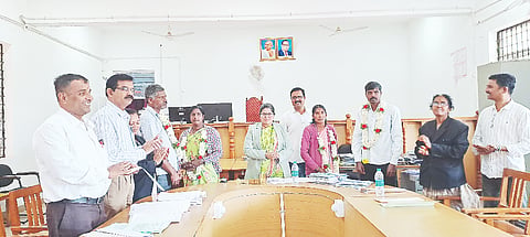 ಚನ್ನರಾಯಪಟ್ಟಣ ನ್ಯಾಯಾಲಯಗಳ ಸಂಕೀರ್ಣದಲ್ಲಿ ಶನಿವಾರ ಆಯೋಜಿಸಿದ್ದ ಮೆಗಾ ಲೋಕ ಅದಾಲತ್‌ನಲ್ಲಿ ವಿಚ್ಛೇದನಕ್ಕೆ ಅರ್ಜಿ ಸಲ್ಲಿಸಿದ್ದ ದಂಪತಿ ವೈಮನಸನ್ನು ದೂರ ಮಾಡಿ ಮನವೊಲಿಸಿದ ಪರಿಣಾಮವಾಗಿ  ಜೋಡಿಗಳು ಪುನಾ ಒಂದಾದ ಸನ್ನಿವೇಶಕ್ಕೆ ನ್ಯಾಯಾಲಯದಲ್ಲಿದ್ದ  ಹಿರಿಯ ನ್ಯಾಯಾಧೀಶೆ. ಎ. ಅರುಣಕುಮಾರಿ ಸೇರಿದಂತೆ ವಕೀಲರು, ಕಕ್ಷಿದಾರರು, ಸಾರ್ವಜನಿಕರು ಸಾಕ್ಷಿಯಾದರು.