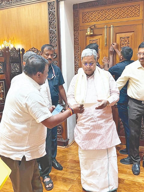 ವಿಧಾನಸೌಧ ಕಚೇರಿಯಲ್ಲಿ ಮುಖ್ಯಮಂತ್ರಿ ಸಿದ್ದರಾಮಯ್ಯ ಅವರನ್ನು ಶಾಸಕ ಸಿ.ಎನ್. ಬಾಲಕೃಷ್ಣ ಭೇಟಿ ಮಾಡಿ ಮನವಿ ಸಲ್ಲಿಸಿದರು.