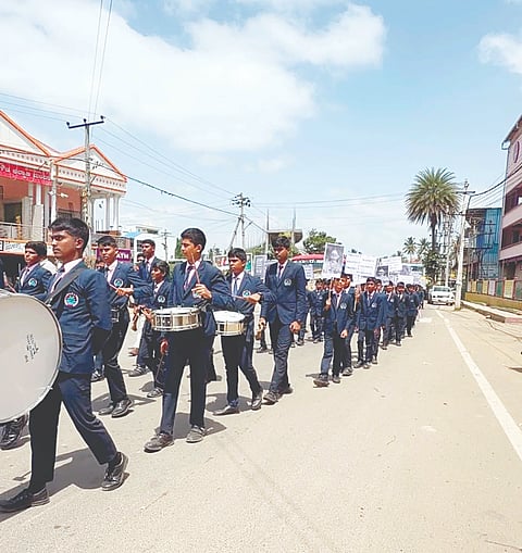 ರಾಜಸ್ಥಾನದಲ್ಲಿ ಬಾಲಕಿಯ ಮೇಲಿನ ಲೈಂಗಿಕ ದೌರ್ಜನ್ಯ ಖಂಡಿಸಿ ಅಕ್ಷರ ಶಾಲೆಯಿಂದ ಬೃಹತ್ ಜಾಗೃತಿ ಜಾಥಾದಲ್ಲಿ ವಿದ್ಯಾರ್ಥಿಗಳು, ಶಿಕ್ಷಕರು ಹಾಗೂ ಆಡಳಿತ ಮಂಡಳಿಯ ಸದಸ್ಯರು ಭಾಗಿಯಾಗಿದ್ದರು.