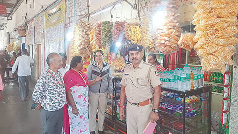 ಪಟ್ಟಣದ ಕೆಎಸ್‌ಆರ್‌ಟಿಸಿ ಹೊಸ ಬಸ್ ನಿಲ್ದಾಣ ಅಂಗಡಿಗಳ ಮೇಲೆ ತಂಬಾಕು ನಿಯಂತ್ರಣ ಅಧಿಕಾರಿಗಳು ದಾಳಿ ನಡೆಸಿದರು. ಜಿಲ್ಲಾ ಆರೋಗ್ಯಾಧಿಕಾರಿಗಳ ಕಚೇರಿಯ ಜಿಲ್ಲಾ ಸಲಹೆಗಾರರಾದ ಮಮತಾ, ಲೆಕ್ಕಪರಿಶೋಧಕ ಸುರೇಶ್, ತಾಲೂಕು ಆರೋಗ್ಯ ಇಲಾಖೆಯ ಹಿರಿಯ ನಿರೀಕ್ಷಕ ಶಿವಲಿಂಗಯ್ಯ, ಎಚ್.ಪಿ ಜಯರಾಮ್, ಸಿಬ್ಬಂದಿ ಬಿ.ಇ.ವಾಣಿ, ಗೃಹರಕ್ಷಕ ದಳದ ವಿನೋದಮ್ಮ ಇದ್ದರು.