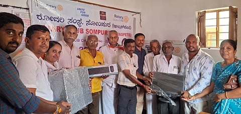 ನರಸೀಪುರ ಸರ್ಕಾರಿ ಆಸ್ಪತ್ರೆಗೆ ಸೋಂಪುರ ರೋಟರಿ ವತಿಯಿಂದ ಕಂಪ್ಯೂಟರ್​ ಅನ್ನು ರೋಟರಿ ಕ್ಲಬ್​ ಅಧ್ಯಕ್ಷ ದೇವರಾಜು ಕೊಡುಗೆಯಾಗಿ ನೀಡಿದರು. ಮುಖಂಡರಾದ ಬೈರಣ್ಣ, ವಿಶ್ವನಾಥ್​ಬಾಬು, ವೈದ್ಯರಾದ ತೇಜಸ್​, ಕ್ಲಬ್​ನ ಕಾರ್ಯದರ್ಶಿ ಯುವರಾಜು, ಖಜಾಂಚಿ ಮಂಗಳಮ್ಮ ಹಾಗೂ ಆಸ್ಪತ್ರೆ ಸಿಬ್ಬಂದಿ ಇದ್ದರು.  