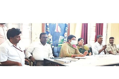 ದೇವದುರ್ಗದಲ್ಲಿ ಶಾಸಕಿ ಕರೆಮ್ಮ ಜಿ.ನಾಯಕ ಅಧ್ಯಕ್ಷತೆಯಲ್ಲಿ ರಾಯಚೂರು ಜಿಲ್ಲಾ ಉತ್ಸವದ ಪೂರ್ವಭಾವಿ ಸಭೆ ನಡೆಯಿತು. ತಹಸೀಲ್ದಾರ್ ನಾಗಮ್ಮ ಕಟ್ಟಿಮನಿ, ಅಮರೇಶ ಬಿರಾದಾರ್, ತಾಪಂ ಇಒ ಬಸವರಾಜ ಹಟ್ಟಿ, ಪಿಐ ಎಸ್.ಮಂಜುನಾಥ, ಸಮಾಜ ಕಲ್ಯಾಣ ಅಧಿಕಾರಿ ರಾಜಕುಮಾರ್, ಪುರಸಭೆ ಮುಖ್ಯಾಧಿಕಾರಿ ಹಂಪಯ್ಯ, ಲೋಕೋಪಯೋಗಿ ಇಲಾಖೆ ಎಇಇ ಬಕ್ಕಪ್ಪ ಇತರರಿದ್ದರು.