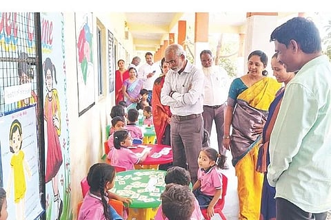 ದೇವದುರ್ಗ ಪಿಎಂಶ್ರೀ ಸರ್ಕಾರಿ ಹಿರಿಯ ಪ್ರಾಥಮಿಕ ಶಾಲೆಯಲ್ಲಿ ಆಯೋಜಿಸಿದ್ದ ಗಣಿತ ಮೇಳದಲ್ಲಿ ವಿದ್ಯಾರ್ಥಿಗಳು ತಯಾರಿಸಿದ ಪ್ರಯೋಗಗಳನ್ನು ಬಿಇಒ ಮಲ್ಲಿಕಾರ್ಜುನ ವೀಕ್ಷಿಸಿದರು. ಮುಖ್ಯಶಿಕ್ಷಕಿ ಪವಿತ್ರಾ ಯಾಟಗಲ್, ಎಸ್ಡಿಎಂಸಿ ಅಧ್ಯಕ್ಷ ಸಾಬಣ್ಣ, ಶಿಕ್ಷಕಿಯರಾದ ನಾಗರತ್ನಾ, ಸವಿತಾ, ಉಮಾ ಇದ್ದರು.