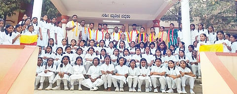 ದೇವದುರ್ಗದ ಕಿತ್ತೂರುರಾಣಿ ಚನ್ನಮ್ಮ ವಸತಿ ಶಾಲೆಯಲ್ಲಿ ಆಯೋಜಿಸಿದ್ದ ಸನ್ಮಾನ ಕಾರ್ಯಕ್ರಮದಲ್ಲಿ ಗಣ್ಯರು, ವಿದ್ಯಾರ್ಥಿಗಳು ಭಾಗವಹಿಸಿದ್ದರು.