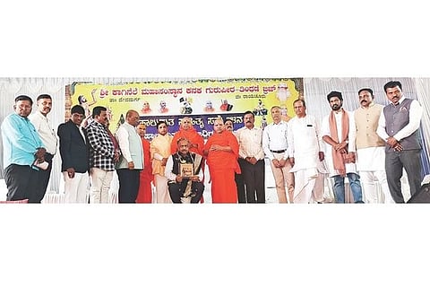 ದೇವದುರ್ಗ ತಾಲೂಕಿನ ತಿಂಥಣಿ ಬ್ರಿಡ್ಜ್ ಕಾಗಿನೆಲೆ ಕನಕ ಗುರುಪೀಠದಲ್ಲಿ ಆಯೋಜಿಸಿದ್ದ ಹಾಲುಮತ ಸಾಹಿತ್ಯ ಸಮ್ಮೇಳನ ಕಾರ್ಯಕ್ರಮದಲ್ಲಿ ರಾಜ್ಯ ಮಾಹಿತಿ ಆಯೋಗದ ಆಯುಕ್ತ ರುದ್ರಣ್ಣ ಹರ್ತಿಕೋಟೆ ಅವರನ್ನು ಸನ್ಮಾನಿಸಲಾಯಿತು. ಹೊಸದುರ್ಗದ ಶ್ರೀ ಈಶ್ವರಾನಂದಪುರಿ ಸ್ವಾಮೀಜಿ, ಶ್ರೀ ಸಿದ್ಧರಾಮಾಂದ ಸ್ವಾಮೀಜಿ, ಗೋಳಸಾರದ ಶ್ರೀ ಅಭಿನವ ಪುಂಡಲಿಂಗ ಮಹಾರಾಜರು, ಮದ್ಯಪಾನ ಸಂಯಮ ಮಂಡಳಿ ಅಧ್ಯಕ್ಷ ನಾಗೇಂದ್ರ, ಡಾ.ಲಿಂಗದಹಳ್ಳಿ ಹಾಲಪ್ಪ, ಡಾ.ವಡ್ಡಗೇರಿ ನಾಗರಾಜಯ್ಯ, ಡಾ.ಚಂದ್ರಪ್ಪ ಸೊಬಟಿ, ಡಾ.ಎನ್.ಬಿ. ವಿರೂಪಾಕ್ಷಿ ಇತರರಿದ್ದರು.