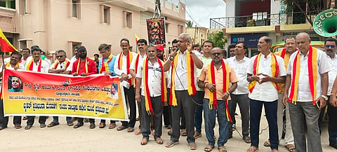 ತಮಿಳುನಾಡಿಗೆ ಕಾವೇರಿ ನೀರು ಹರಿಸದಂತೆ ದೊಡ್ಡಬಳ್ಳಾಪುರದ ತಾಲೂಕು ಕಚೇರಿ ವೃತ್ತದಲ್ಲಿ ವಿವಿಧ ಕನ್ನಡಪರ ಸಂಘಟನೆಗಳು ಪ್ರತಿಭಟನೆ ನಡೆಸಿದವು. ಕನ್ನಡಪರ ಹೋರಾಟಗಾರ ತ.ನ.ಪ್ರಭುದೇವ್​, ಕನ್ನಡ ಪಕ್ಷದ ಉಪಾಧ್ಯಕ್ಷ ಸಂಜೀವನಾಯಕ್​, ಕನ್ನಡ ಜಾಗೃತ ಪರಿಷತ್​ ಕಾರ್ಯದರ್ಶಿ ಡಿ.ಪಿ.ಆಂಜನೇಯ, ಕರವೇ ಕಾರ್ಯದರ್ಶಿ ರಾಜಘಟ್ಟ ರವಿ, ರೈತಸಂಘದ ಕಾರ್ಯದರ್ಶಿ ಮುತ್ತೇಗೌಡ, ಹನುಮಂತರಾಯಪ್ಪ, ವಾಸು, ಡಾ.ರಾಜ್​ ಕುಮಾರ್​ ಅಭಿಮಾನಿಗಳ ಸಂಘದ ಉಪಾಧ್ಯಕ್ಷ ವಿ.ಪರಮೇಶ್​, ಕನ್ನಡ ಪಕ್ಷದ ಅಧ್ಯಕ್ಷ ವೆಂಕಟೇಶ್​, ಕರವೇ ಶಿವರಾಮೇಗೌಡರ ಬಣದ ಅಧ್ಯಕ್ಷ ಮರುಳಾರಾಧ್ಯ, ಕರವೇ ಪ್ರವಿಣ್​ಶೆಟ್ಟಿ ಬಣದ ಅಧ್ಯಕ್ಷ ಹಮಾಮ್​ ವೆಂಕಟೇಶ್​ ಇತರರು ಇದ್ದರು.