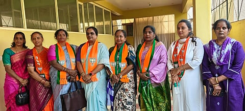 ದೊಡ್ಡಬಳ್ಳಾಪುರದ ಬಿಜೆಪಿ ಜಿಲ್ಲಾ ಕಚೇರಿಯಲ್ಲಿ ನಾರಿ ಶಕ್ತಿ ವಂದನ್​ ಅಧಿನಿಯಮ ಕುರಿತಂತೆ ಬಿಜೆಪಿ ಮಹಿಳಾ ಮೋರ್ಚಾದಿಂದ ಹಮ್ಮಿಕೊಂಡಿದ್ದ ಅಭಿನಂದನಾ ಕಾರ್ಯಕ್ರಮದಲ್ಲಿ ಜಿಲ್ಲಾ ಅಧ್ಯಕ್ಷೆ ಅನುರೆಡ್ಡಿ, ರಾಜ್ಯ ಉಪಾಧ್ಯಕ್ಷೆ ವಿಜಯಲಕ್ಷ್ಮೀ ಆನಂದ್​, ರಾಜ್ಯ ಕಾರ್ಯದರ್ಶಿ ನಿರ್ಮಲಮ್ಮ ಇದ್ದರು.
