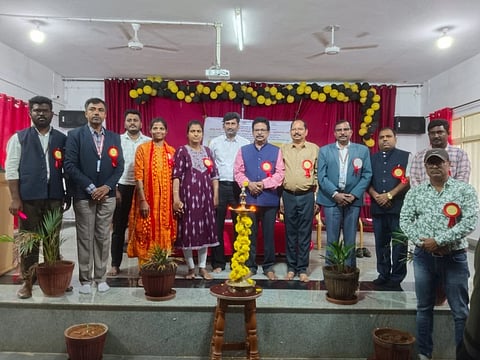 ದೊಡ್ಡಬಳ್ಳಾಪುರ ದೇವರಾಜ ಅರಸು ವ್ಯವಹಾರ ನಿರ್ವಹಣಾ ಮಹಾವಿದ್ಯಾಲಯದಲ್ಲಿ ಅಂತಾರಾಷ್ಟ್ರೀಯ ಯುವ ದಿನಾಚರಣೆಯಲ್ಲಿ ಪ್ರಾಂಶುಪಾಲ ಡಾ.ಎಂ.ಎಸ್​.ಗೌರಪ್ಪ, ಉಪಪ್ರಾಂಶುಪಾಲ ಕೆ.ದಕ್ಷಿಣಾಮೂರ್ತಿ, ಎನ್ನೆಸ್ಸೆಸ್​ ಅಧಿಕಾರಿಗಳಾದ ಡಾ.ಎಂ.ಚಿಕ್ಕಣ್ಣ, ಪ್ರಗತಿ ಕಾಲೇಜಿನ ಶೆಟ್ಟಿ ನಾಯಕ್​, ಸಹಾಯಕ ಅಧಿಕಾರಿ ವೆಂಕಟೇಶ್​, ಮೆಡಿಕಲ್​ ಕೌನ್ಸಿಲರ್​ ಜೈಪ್ರಕಾಶ್​, ರವಿ, ಬೋಧಕ ಹಾಗೂ ಬೋಧಕೇತರ ಸಿಬ್ಬಂದಿ ಇದ್ದರು.