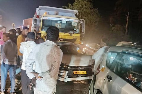 ದೇವನಹಳ್ಳಿ ರಾಣಿ ವೃತ್ತದ ಸಿಗ್ನಲ್​ ಬಳಿ ಸರಣಿ ಅಪಾತಕ್ಕೆ ತುತ್ತಾದ ಲಾರಿ ಹಾಗೂ ಕಾರುಗಳು. 