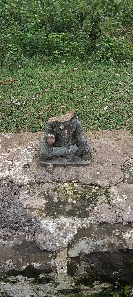 ಭಗ್ನಗೊಂಡ ಬೀರಲಿಂಗೇಶ್ವರ ದೇವರ ಮೂರ್ತಿ.