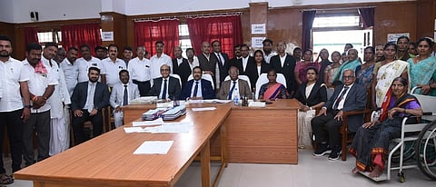 ಧಾರವಾಡ ಹೈಕೋರ್ಟ್​ ಪೀಠದಲ್ಲಿ ಹಿರಿಯ ನ್ಯಾಯಮೂರ್ತಿ ಎಸ್​. ಸುನಿಲ್​ ದತ್​ ಯಾದವ ಅವರ ನೇತೃತ್ವದಲ್ಲಿ ಜರುಗಿದ ರಾಷ್ಟ್ರೀಯ ಲೋಕ ಅದಾಲತ್​ನಲ್ಲಿ ನ್ಯಾಯಮೂತಿರ್ಗಳು, ಲೋಕ ಅದಾಲತ್​ನ ಸದಸ್ಯರು ಮತ್ತು ಪಕ್ಷಗಾರರು ಪಾಲ್ಗೊಂಡಿದ್ದರು.