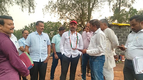 ಮಾವು ಅಭಿವೃದ್ಧಿ ಕೇಂದ್ರದ ಇಂಟಿಗ್ರೇಟೇಡ್​ ಪ್ಯಾಕ್​ ಹೌಸ್​ ಕಾಮಗಾರಿಯನ್ನು ಜಿಲ್ಲಾ ಉಸ್ತುವಾರಿ ಸಚಿವ ಸಂತೋಷ ಲಾಡ್​ ಪರಿಶೀಲಿಸಿದರು.