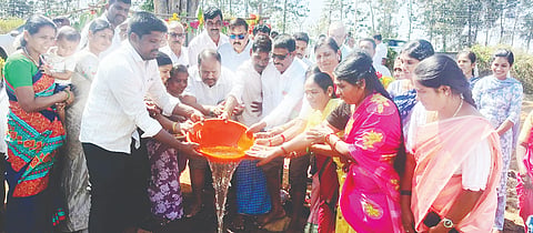 ಗುಂಡ್ಲುಪೇಟೆ ತಾಲೂಕಿನ ಚಿಕ್ಕಹುಂಡಿ ಗ್ರಾಮದಲ್ಲಿ ಮೀನುಗಾರಿಕೆ ಇಲಾಖೆಯ ವತಿಯಿಂದ ಆಯೋಜಿಸಿದ್ದ ಮತ್ಸ್ಯ ಸಂಜೀವಿನಿ ಯೋಜನೆಯಲ್ಲಿ ಕೆರೆಗೆ ಮೀನುಮರಿಗಳನ್ನು ಬಿಡುವ ಕಾರ್ಯಕ್ರಮಕ್ಕೆ ಗಣೇಶ್ ಪ್ರಸಾದ್ ಚಾಲನೆ ನೀಡಿದರು. ಎಚ್.ಎನ್.ಬಸವರಾಜು, ನೀಲಕಂಠಪ್ಪ, ಅಂಬರೀಶ ಇದ್ದರು.