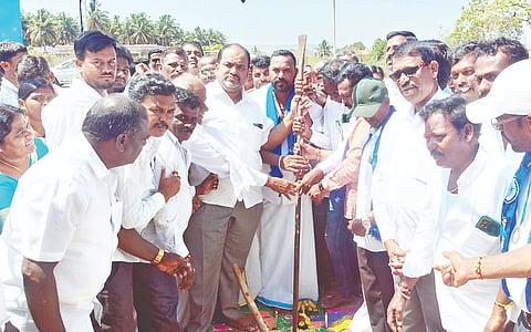ಗುಂಡ್ಲುಪೇಟೆ ತಾಲೂಕಿನ ಮಾಡ್ರಹಳ್ಳಿ ಗ್ರಾಮದಲ್ಲಿ ಡಾ.ಬಿ.ಆರ್.ಅಂಬೇಡ್ಕರ್ ಭವನ ನಿರ್ಮಾಣ ಕಾಮಗಾರಿಗೆ ಗಣೇಶ್ ಪ್ರಸಾದ್ ಭೂಮಿಪೂಜೆ ನೆರವೇರಿಸಿದರು.. ಎಚ್.ಎನ್.ಬಸವರಾಜು, ನೀಲಕಂಠಪ್ಪ, ಸುಭಾಷ್ ಇದ್ದರು.