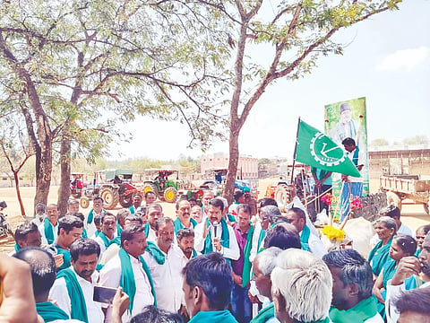 ಗುಂಡ್ಲುಪೇಟೆ ಪಟ್ಟಣದಲ್ಲಿ ಪ್ರೊ.ಎಂ.ಡಿ.ನಂಜುಂಡಸ್ವಾಮಿ ಹುಟ್ಟುಹಬ್ಬದ ಅಂಗವಾಗಿ ಆಯೋಜಿಸಿದ್ದ ಎತ್ತಿನಗಾಡಿಗಳ ಮೆರವಣಿಗೆ ಹಾಗೂ ಟ್ರಾೃಕ್ಟರ್ ರ‌್ಯಾಲಿಗಳಿಗೆ ಸಿ.ಎಸ್.ನಿರಂಜನಕುಮಾರ್ ಚಾಲನೆ ನೀಡಿ ಮಾತನಾಡಿದರು. ದಿಲೀಪ್ ಹಂಗಳ, ಮಾಧು, ಕುಮಾರ್, ಲೋಕೇಶ್‌ಇತರರಿದ್ದರು.