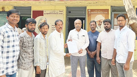 ಗಂಗಾವತಿ ಬಿಇಒ ಕಚೇರಿ ಮುಂದೆ ಜಿಲ್ಲಾ ಸರ್ವಾಂಗೀಣ ಅಭಿವೃದ್ಧಿ ಹೋರಾಟ ಸಮಿತಿ ಸದಸ್ಯರು ಕಚೇರಿ ವ್ಯವಸ್ಥಾಪಕ ಶಿವಪ್ರಸಾದಗೆ ಮನವಿ ಸಲ್ಲಿಸಿದರು. ಜಿಲ್ಲಾಧ್ಯಕ್ಷ ಬಸವರಾಜ ಮ್ಯಾಗಳಮನಿ, ಪದಾಧಿಕಾರಿಗಳಾದ ಚಂದ್ರು ನಿಸರ್ಗ, ರಾಘವೇಂದ್ರ ಕಡೆಬಾಗಿಲು ಇತರರಿದ್ದರು.